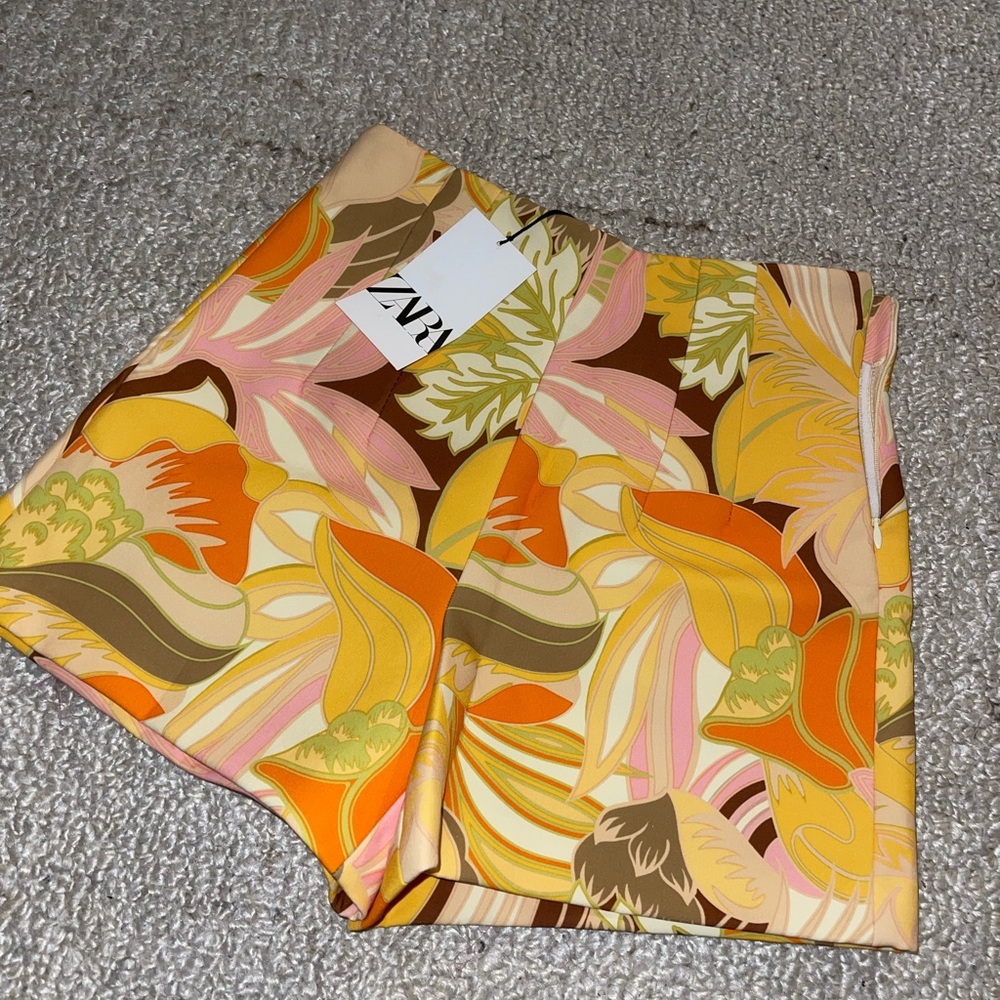 BRAND NEW - Small blogger floral high waisted shorts